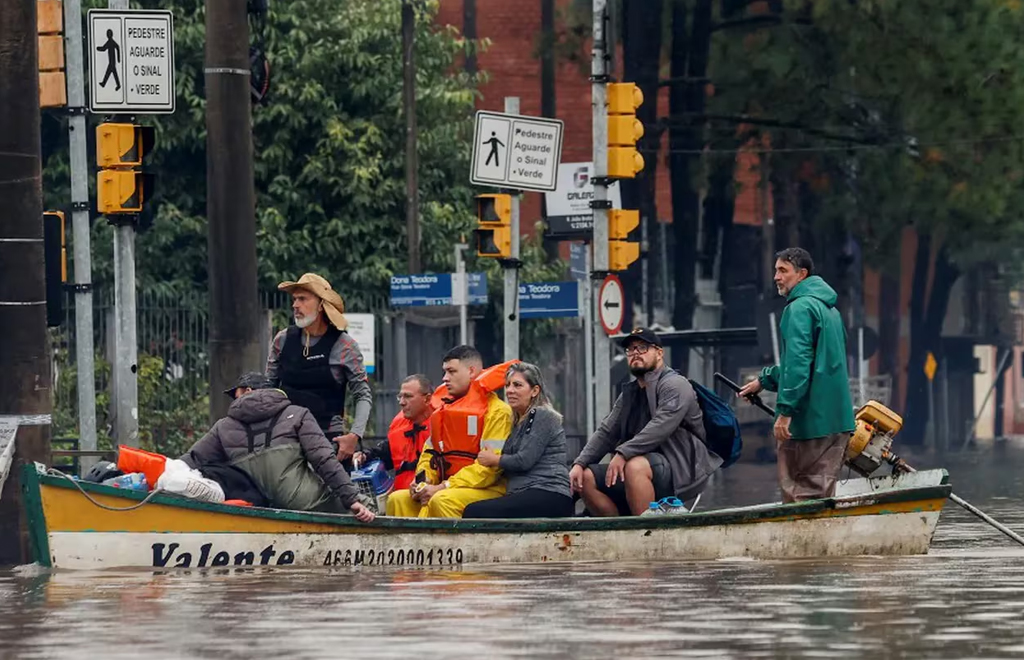 MÁS LLUVIAS Y NUEVAS CRECIDAS DE RÍOS EMPEORAN LA EMERGENCIA EN EL SUR DE BRASIL