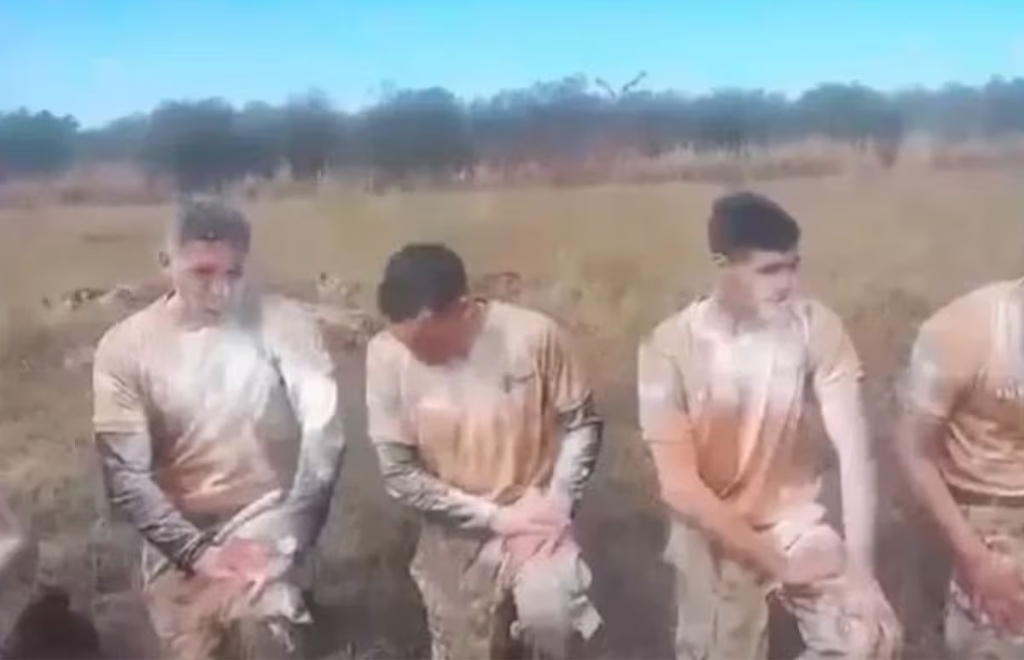 BRUTAL RITO DE INICIACIÓN EN EL EJÉRCITO: LES TIRARON CAL VIVA A 35 SOLDADOS