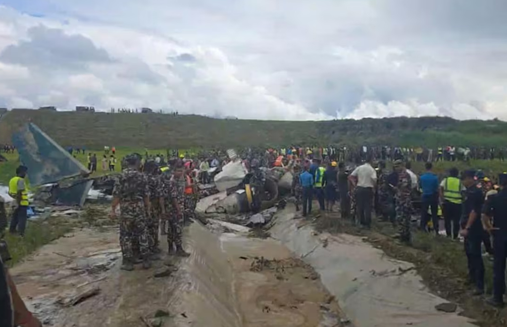 SE ESTRELLÓ UN AVIÓN EN NEPAL: SÓLO SOBREVIVIÓ EL PILOTO