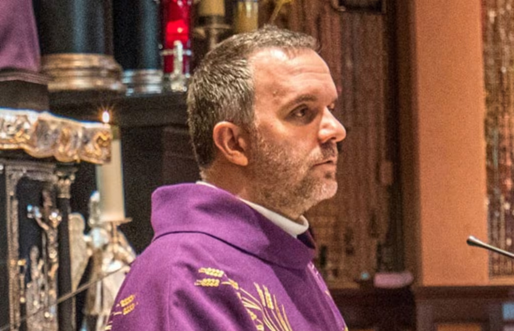 ESCÁNDALO EN EE.UU: UN CURA GASTÓ 650 MIL DÓLARES EN CIRUGÍAS ESTÉTICAS, CENAS Y VIAJES DE LUJO