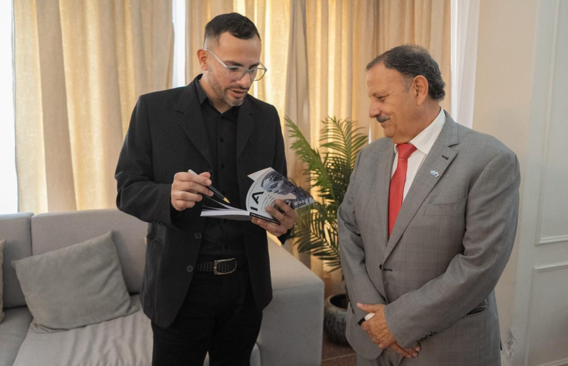 QUINTELA SE REUNIÓ CON EL AUTOR DEL PRIMER LIBRO RIOJANO SOBRE IA