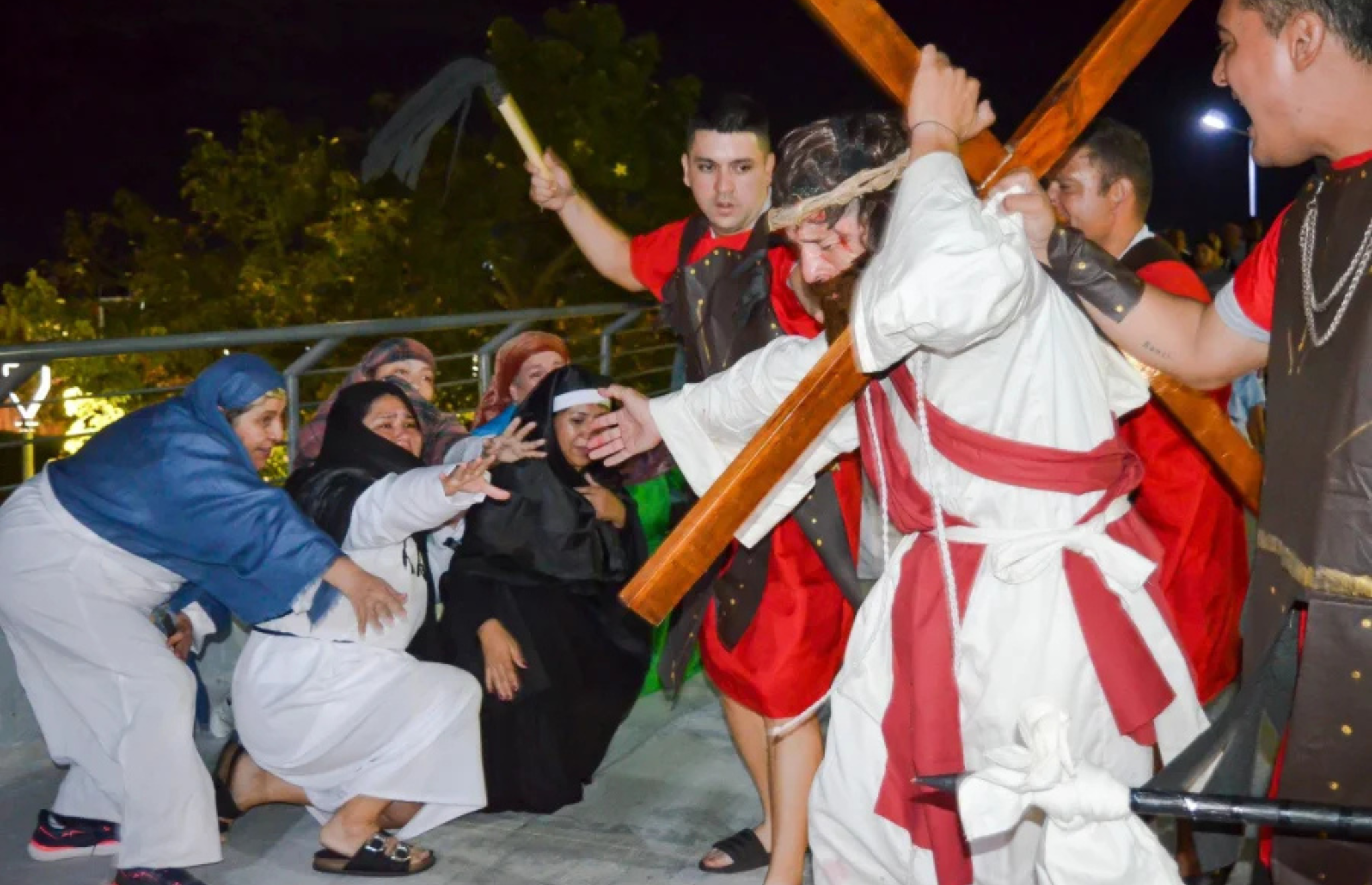 EMOTIVO VÍA CRUCIS VIVIENTE EN EL PARQUE DE LAS JUVENTUDES