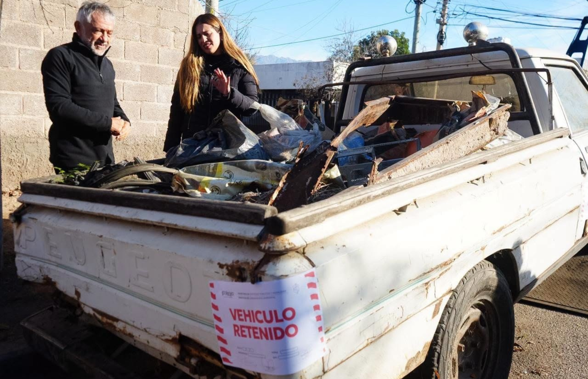 RETIRARON UN VEHÍCULO ABANDONADO Y ELIMINARON UN FOCO INFECCIOSO EN EL B° VARGAS