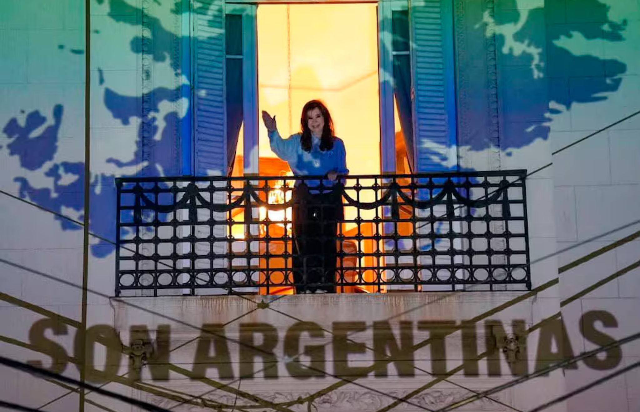 EL BALCÓN DE CFK SE ILUMINÓ CON LAS MALVINAS