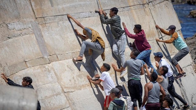 CEUTA: AL MENOS 34 MUERTOS Y 50.000 INGRESOS EN LA MAYOR CRISIS MIGRATORIA DE ESPAÑA