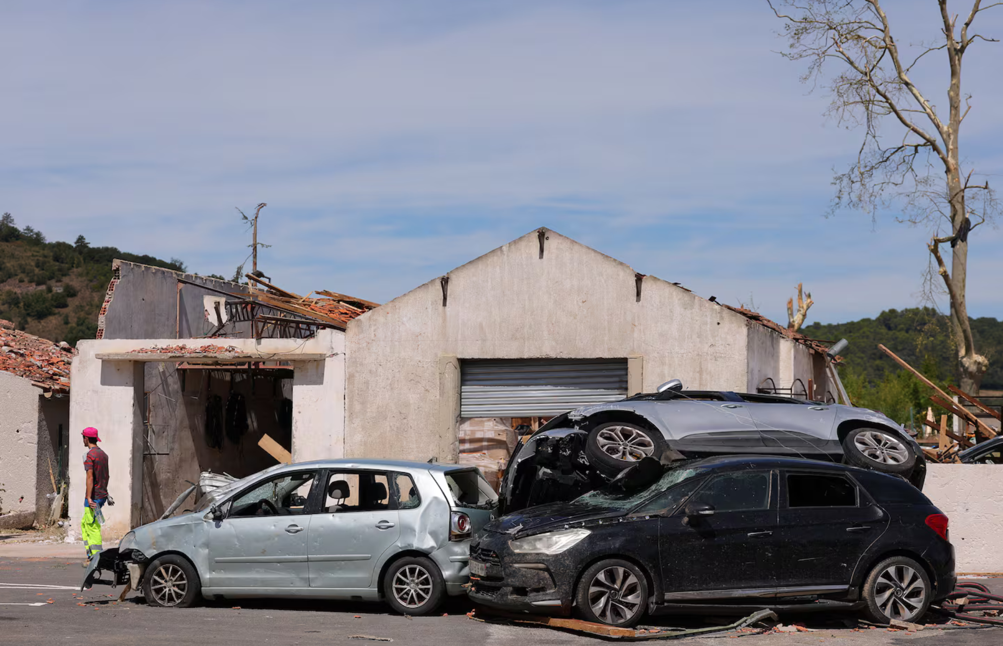 UN TORNADO DESTRUYÓ UN PUEBLO AL SUR DE FRANCIA EN DOS MINUTOS