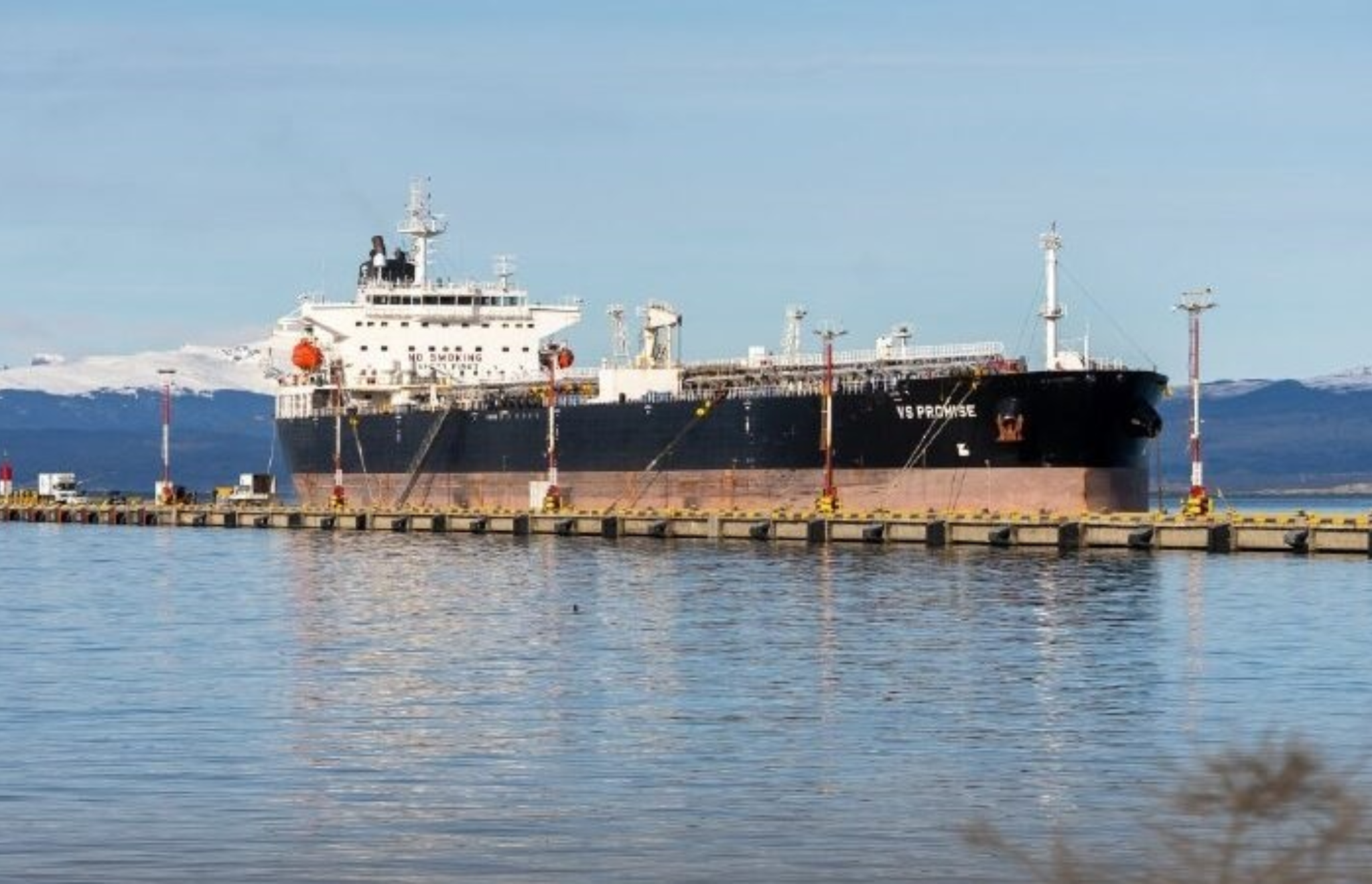 TIERRA DEL FUEGO DENUNCIÓ EL AMARRE DE UN BUQUE CON LA BANDERA BRITÁNICA EN USHUAIA