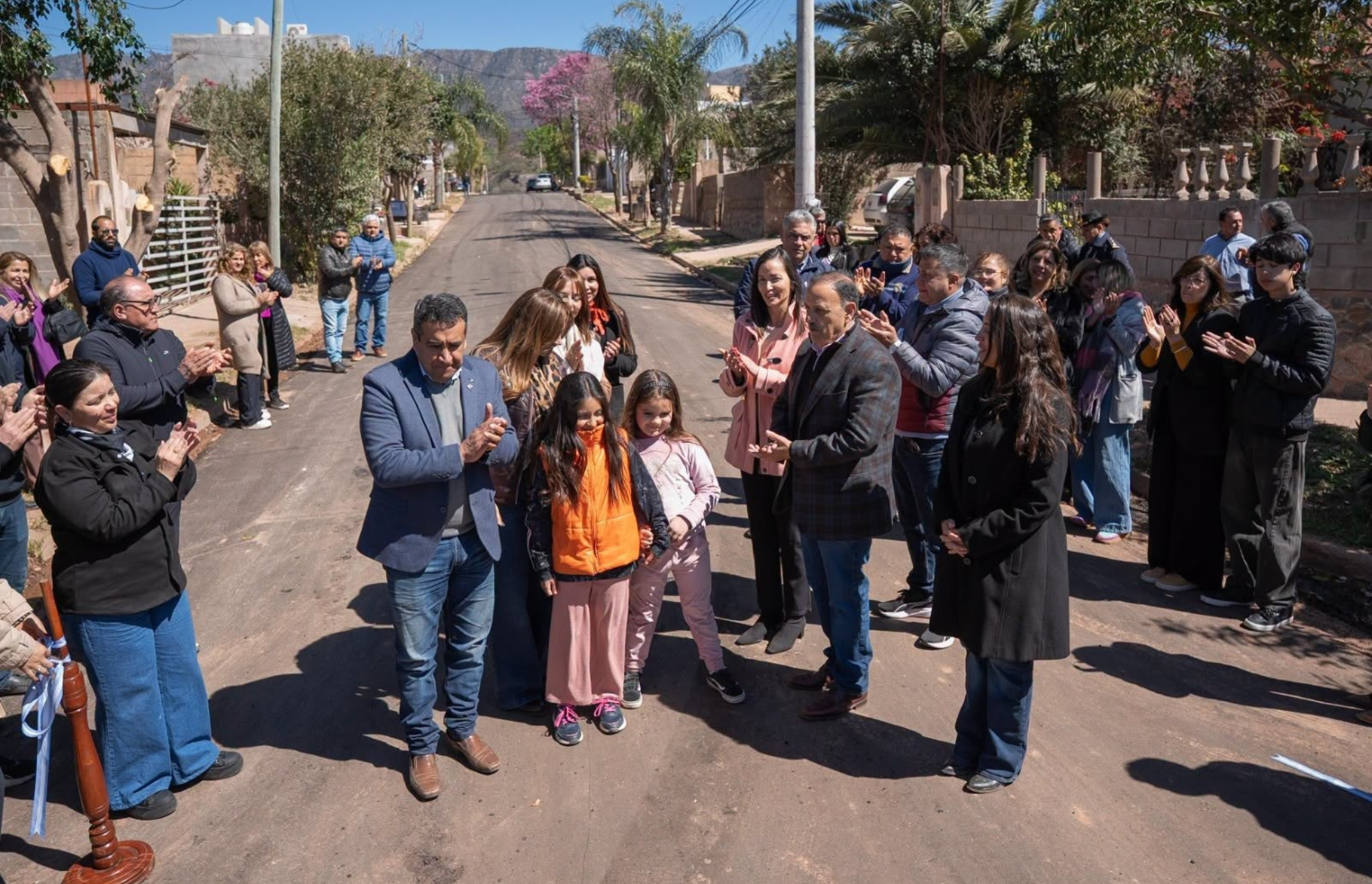 VECINOS DE LOS BARRIOS SAN ROQUE Y LOS OLIVARES COMPARTIERON CON EL GOBERNADOR QUINTELA LA INAUGURACIÓN DE LAS NUEVAS CALLES ASFALTADAS