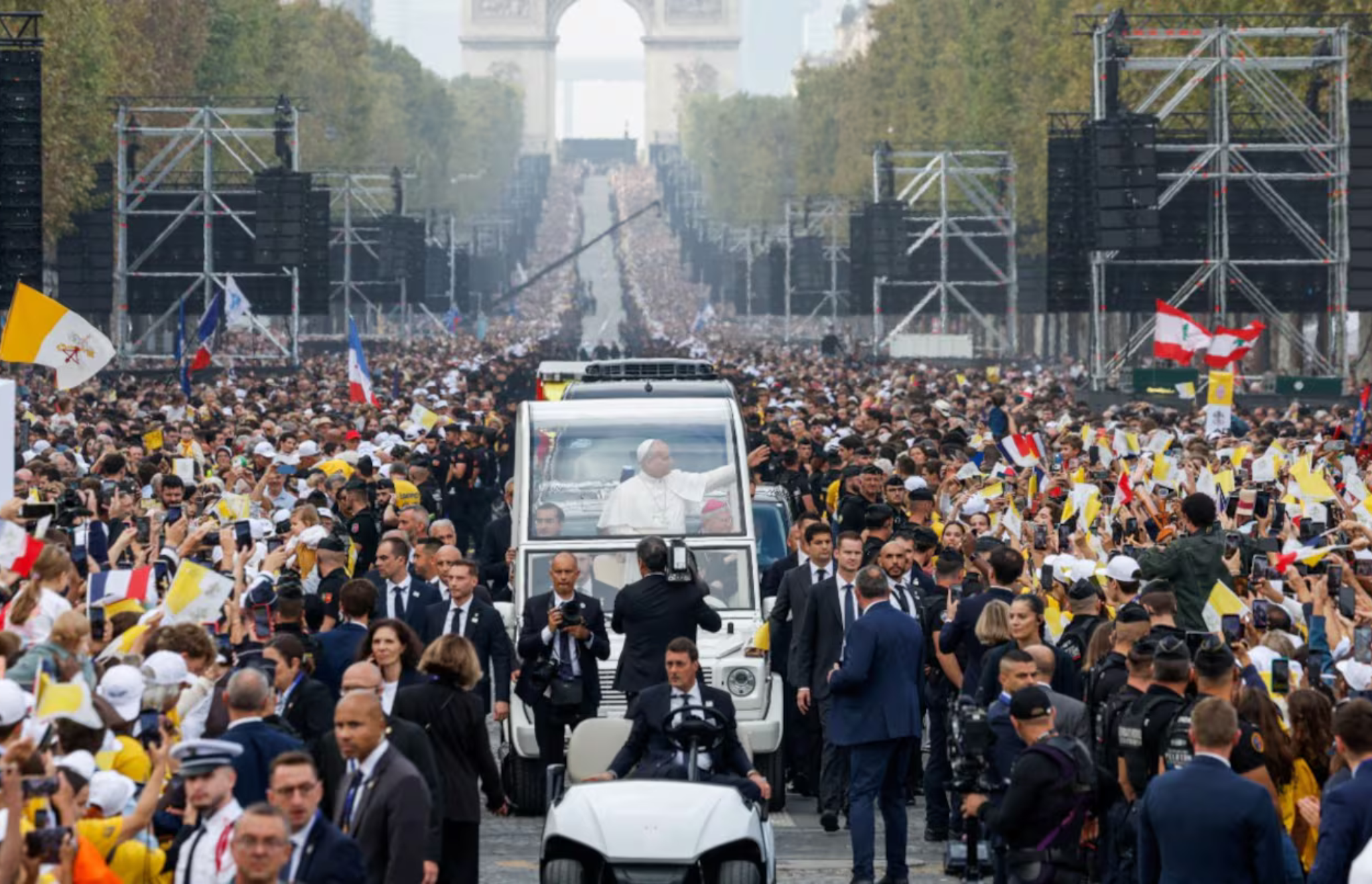 EL PAPA LEÓN XIV RECORRIÓ PARIS Y REUNIÓ A UN MILLÓN DE PERSONAS