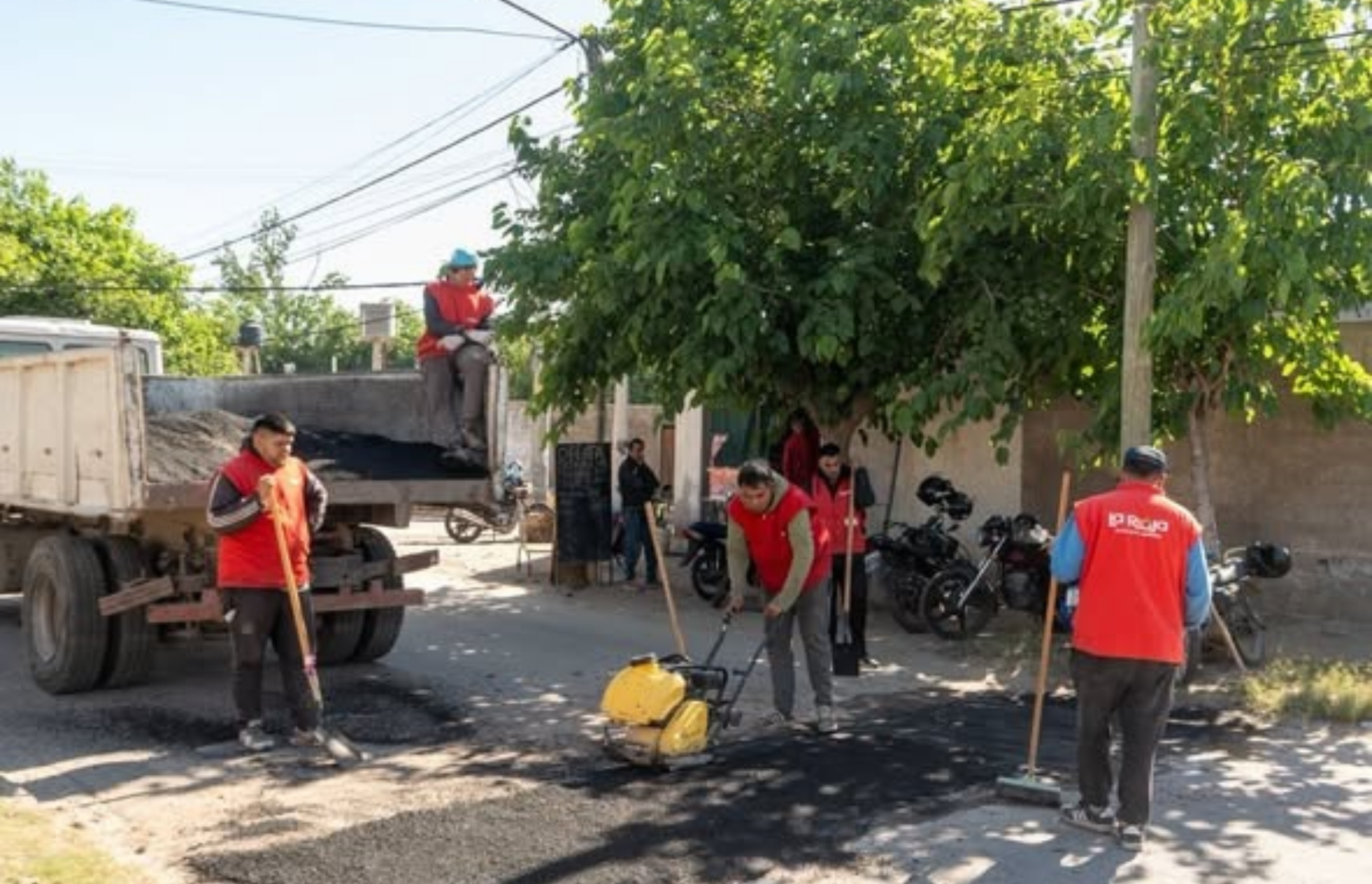 EL MUNICIPIO REPARA AVENIDAS AFECTADAS POR LAS PÉRDIDAS DE AGUA
