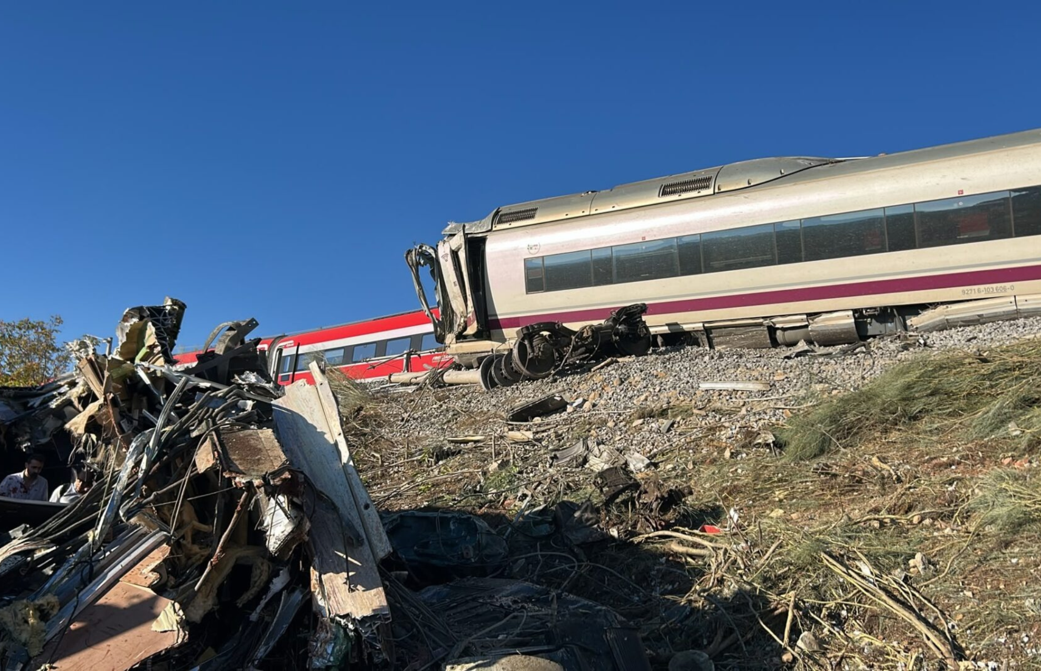 MÁS DE 60 FALLECIDOS Y 80 HERIDOS TRAS EL CHOQUE DE DOS TRENES EN ESPAÑA