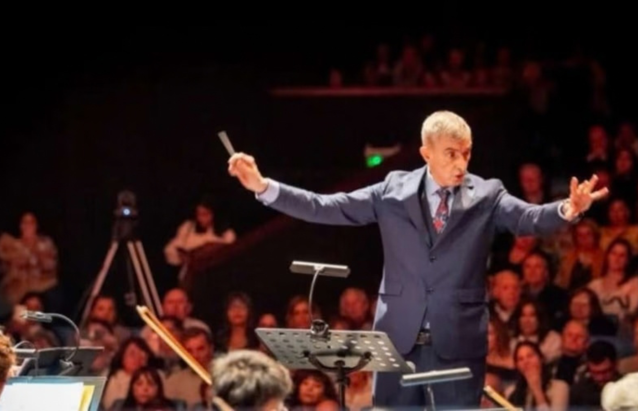 NELSON CASTRO DIRIGIÓ LA SINFÓNICA DE NEUQUÉN A SALA LLENA