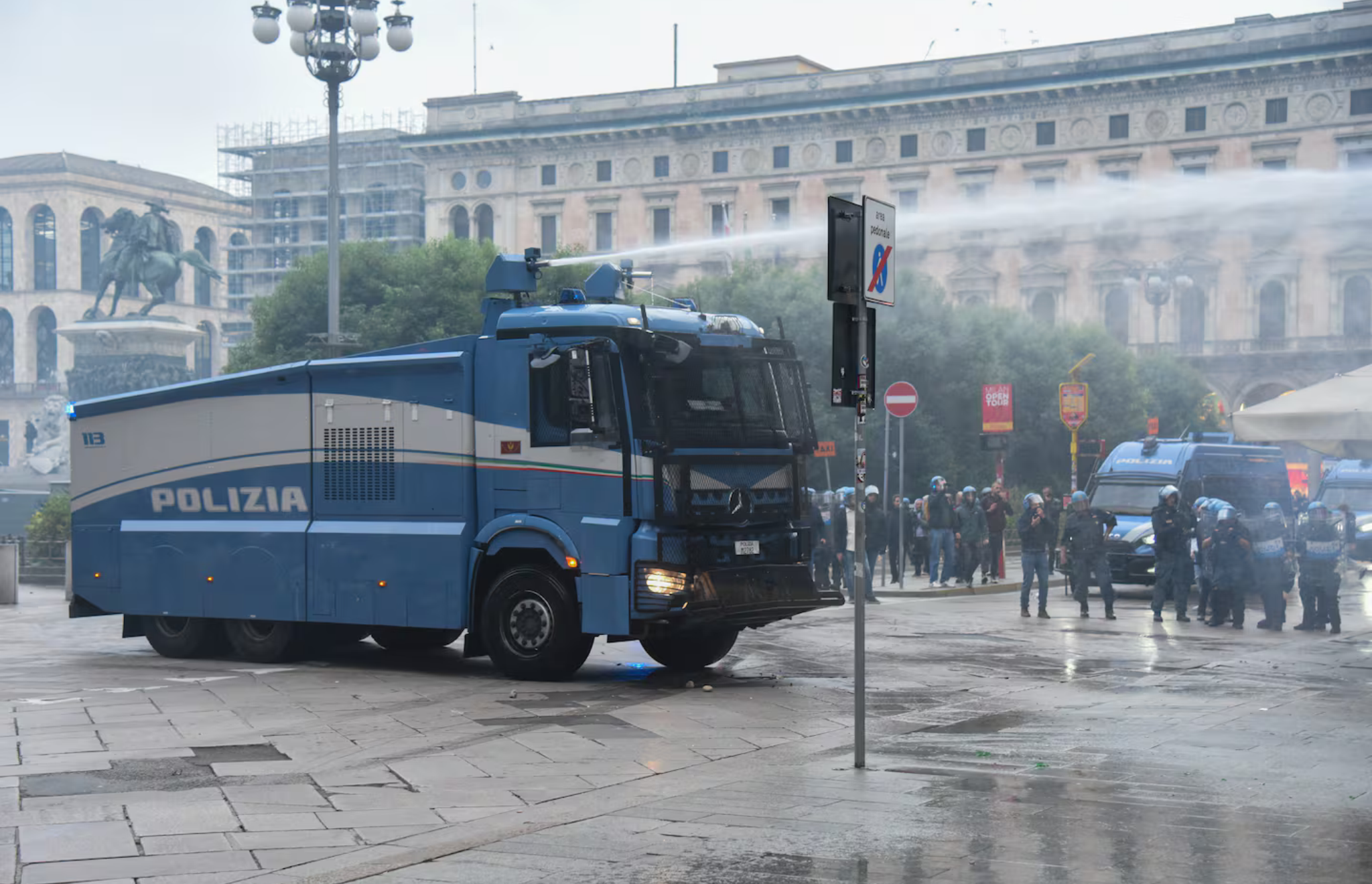 ITALIA REFORZARÁ LA SEGURIDAD EN MILÁN CON 500 SOLDADOS TRAS LOS SAQUEOS Y LAS PROTESTAS