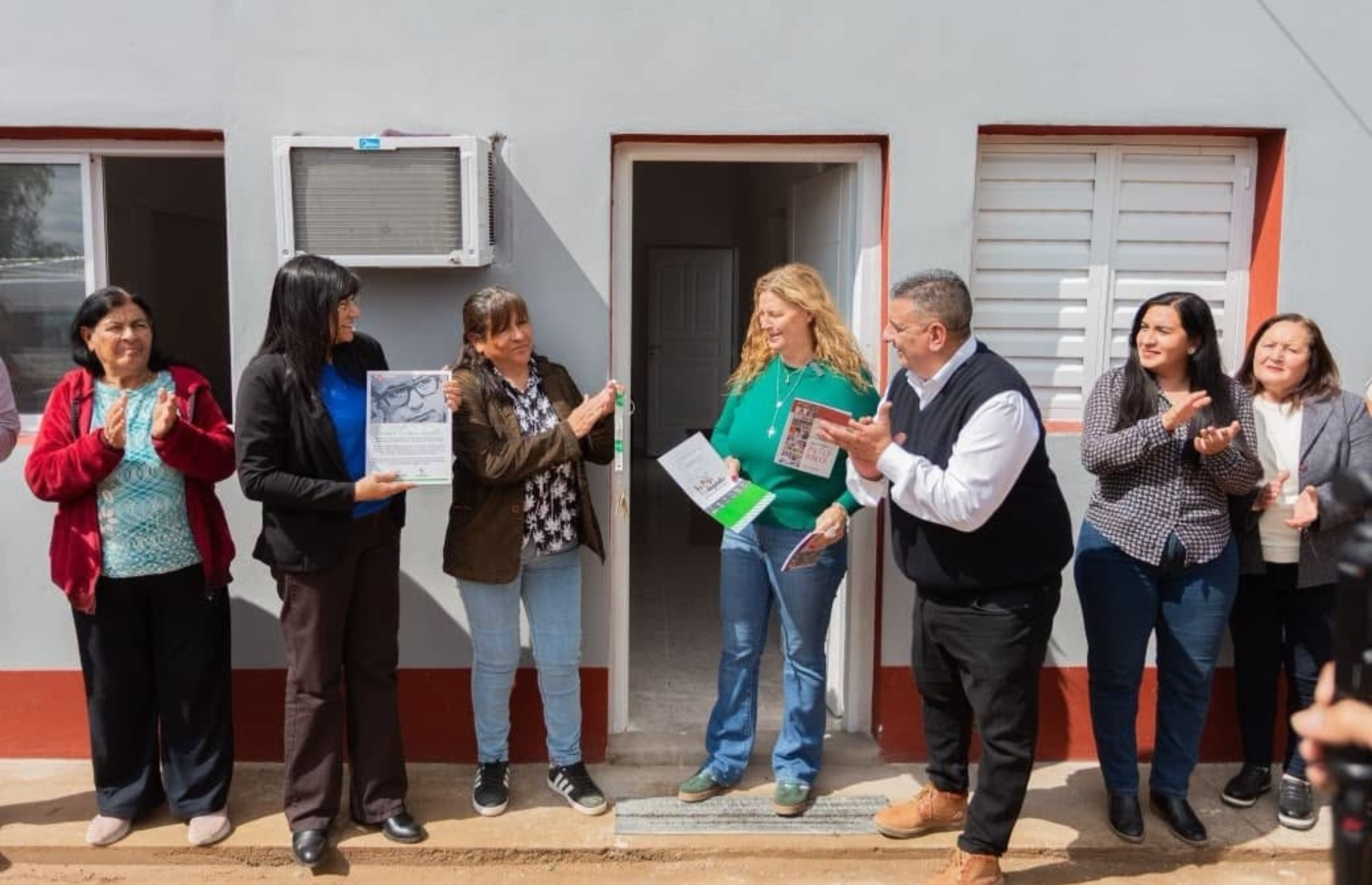 GABRIELA PEDRALI ENTREGÓ TRES VIVIENDAS DEL PLAN ANGELELLI Y PUSO EN MARCHA UN ESPACIO DE FORMACIÓN EN PELUQUERÍA